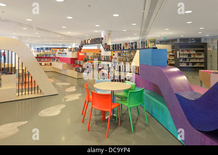 Nieuwegein Rathaus (Stadshuis Nieuwegein), Nieuwegein, Niederlande. Architekt: 3XN, 2012. Kinderland in Bibliothek. Stockfoto