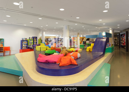 Nieuwegein Rathaus (Stadshuis Nieuwegein), Nieuwegein, Niederlande. Architekt: 3XN, 2012. Kinderland mit farbigen cushio Stockfoto