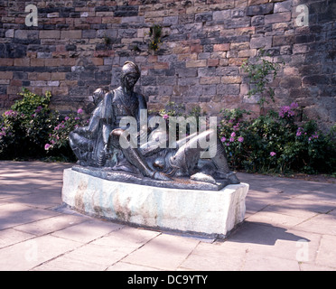 Robin Hood im Zusammenhang mit Bronzestatue von Bruder Tuck und Will Scarlet Little John außerhalb der Burg, Nottingham, England, UK. Stockfoto