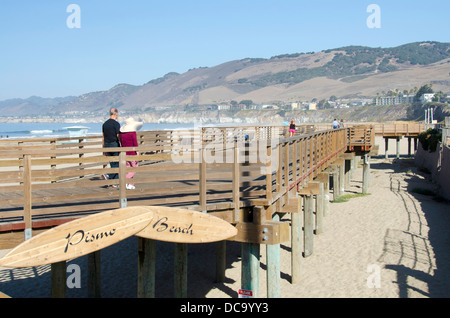 USA, Kalifornien, Pacific Coast, Pismo State Beach Pier. Pismo Schild an Surfbretter. Stockfoto