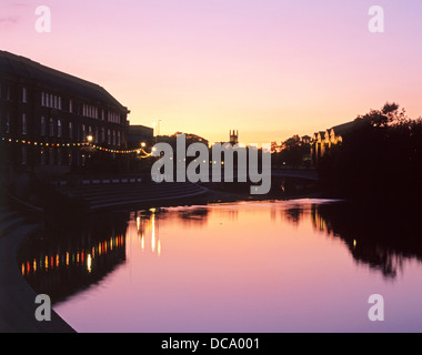 Fluß Derwent mit Rat Häusern nach links, gesehen bei Sonnenuntergang, Derby, Derbyshire, England, Vereinigtes Königreich, West-Europa. Stockfoto