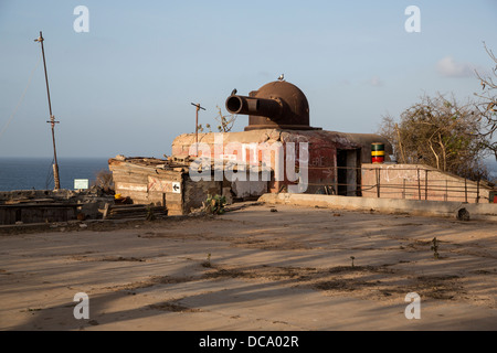 ZWEITEN Weltkrieg Pistole Plätz verwendet jetzt als Wohnung und Atelier des Künstlers. Goree Island, Senegal. Stockfoto