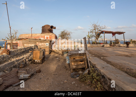 ZWEITEN Weltkrieg Pistole Plätz verwendet jetzt als Wohnung und Atelier des Künstlers. Goree Island, Senegal. Stockfoto