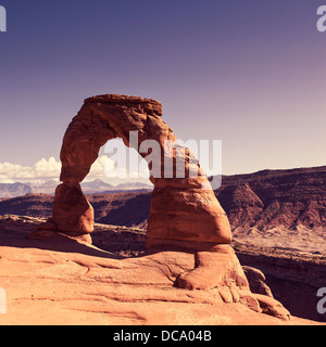 Blick auf die berühmte Delicate Arch bei Sonnenuntergang, USA Stockfoto