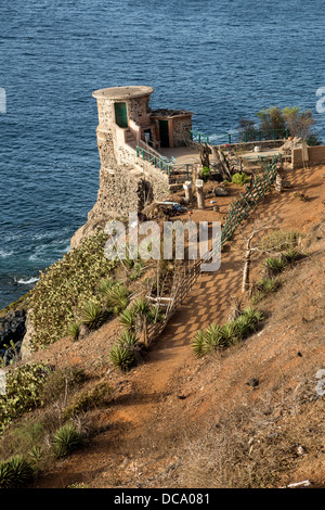 Dem zweiten Weltkrieg Defensive Waffe Einlagerung nun als Wohnsitz einer Person verwendet. Goree Island, Senegal. Stockfoto