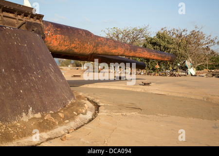 Dem zweiten Weltkrieg Pistole Einlagerung. Basteln und Künstlerbedarf im Hintergrund. Goree Island, Senegal. Stockfoto