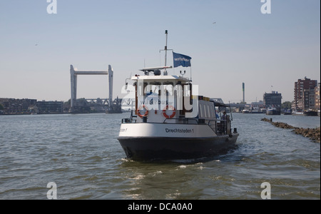 Kleinen Passagierfähre Wasserbus Boot überqueren Oude Maas Fluss Dordrecht und Zwijndrecht Niederlande Stockfoto