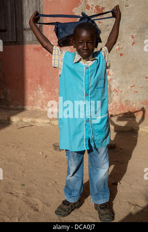 Young senegalesischen jungen auf seinem Weg zur Schule. Goree Island, Senegal. Stockfoto