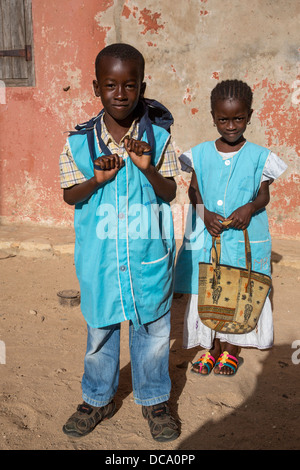 Senegalesische Kinder auf dem Schulweg. Goree Island, Senegal. Stockfoto