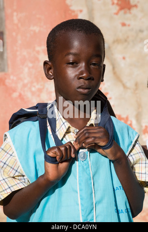 Young senegalesischen jungen auf seinem Weg zur Schule. Goree Island, Senegal. Stockfoto