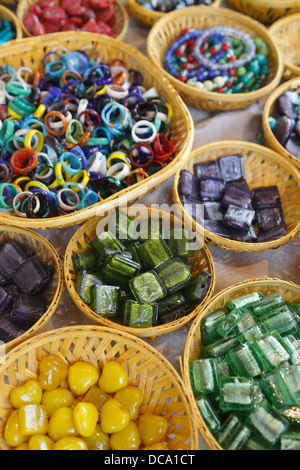 Süßigkeiten und Schmuck in Körben Stockfoto