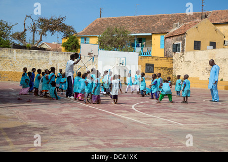 Grundschulkinder Gymnastik im Spielplatz, Goree Island, Senegal. Stockfoto