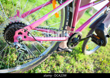 Fahrrad Ritzel am Hinterrad des Fahrrads und Füße auf den Pedalen Stockfoto