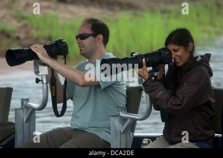 Wildlife-Fotografen auf einem Boot im Chobe Nationalpark in Botswana Stockfoto