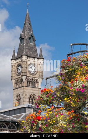 Darlington Uhrturm mit Blumenarrangement in Ampeln im Vordergrund, Co Durham, England, Großbritannien Stockfoto