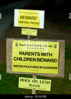 Schottlands Gardens Scheme Informationstafeln Warnung von Wasserspielen und unebene Pfade in einem Garten offen für einen guten Zweck Stockfoto