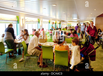 Essen im Café-Restaurant an Bord der MyFerryLink Passagiere überqueren Kanal Autofähre "Berliotz" Stockfoto