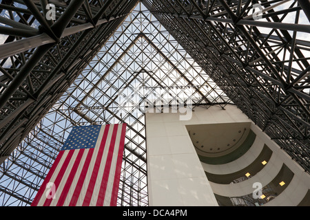 im Inneren des gläsernen Pavillons des John F. Kennedy Presidential Library and Museum, entworfen von I. M. Pei im Weitwinkel Stockfoto