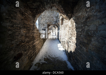 Alte steinerne Festung dunklen Stein Tunnel Perspektive Stockfoto