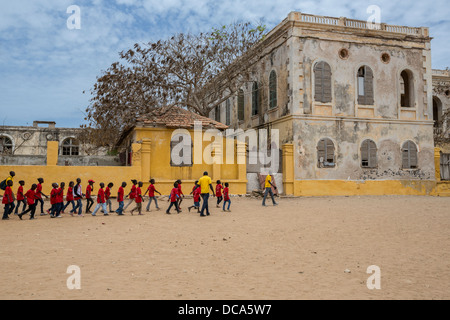 Schule Kinder Besuch Goree Island, Senegal. Fuß durch die verlassene Residenz des französischen kolonialen Gouverneur. Stockfoto