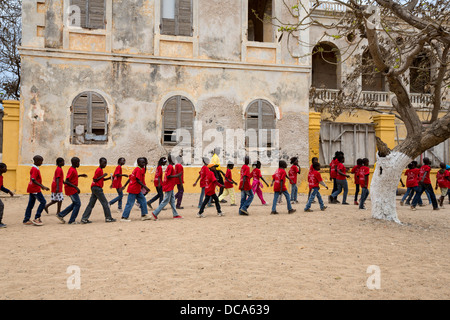 Schule Kinder Besuch Goree Island, Senegal. Fuß durch die verlassene Residenz des französischen kolonialen Gouverneur. Stockfoto