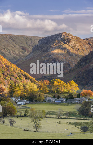 Ein Autumnal erschossen Blick über das Borrowdale-Tal in Richtung Rosthwaite Dorf und der fiel mit dem gleichen Namen. Stockfoto
