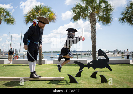 Ein kleiner Junge geht die Planke während des Charleston Pirate Festivals im Maritime Center 11. August 2013 in Charleston, SC. Charleston hat eine tiefe Geschichte mit Piraten und war einst der Treffpunkt der berühmt-berüchtigten Piraten Blackbeard, Anne Bonny und Mary Read. Stockfoto