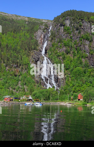 Wasserfall auf Klippen neben Mofjorden Fjord. Mo, Modalen, Hordaland, Norwegen, Skandinavien Stockfoto