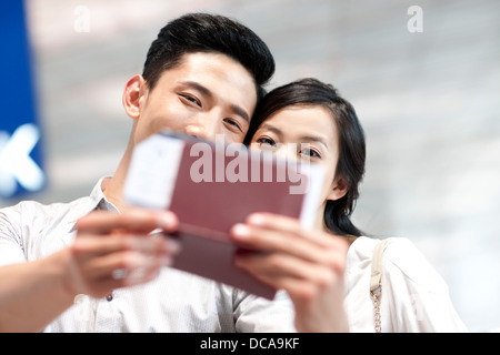 Junges Paar am Flughafen mit Flugtickets und Pässe Stockfoto