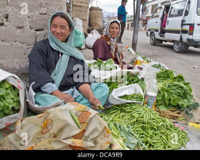 Einheimische Frau Monger verkaufen Gemüse am Straßenrand Markt in der Nähe von Stok Stockfoto