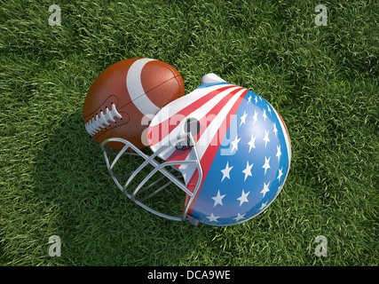 US-amerikanischer American-Football-Helm verziert als amerikanische Sternenbanner Flagge und Oval Ball, auf dem Rasen. Hautnah. Ansicht von oben. Stockfoto