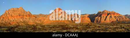 Dramatischen Blick auf Red Rock Canyon in Nevada bei Sonnenaufgang zeigt des Monds noch in den Himmel Stockfoto