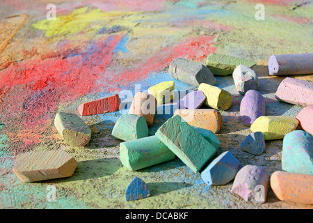 Ein Haufen Kinder Bürgersteig Kreide legt sich draußen in der Sonne auf der Oberseite eine bunte Zeichnung auf dem Bürgersteig Stockfoto