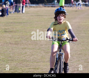 Das junge Mädchen trägt ein T-Shirt „I Can't Hear You“ und tritt in einem Cyclocross an Stockfoto