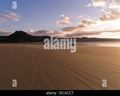 dh Ninety Mile Beach AHIPARA NEW ZEALAND Sand Strand Auto Küstenstraße Abend Dämmerung Licht Stockfoto