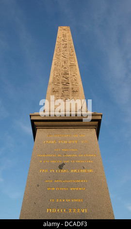 Der Obelisk der Place De La Concorde in Paris, von unten. Stockfoto