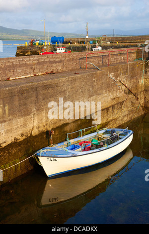 Fischerboot im Hafen auf Valentia Island in County Kerry, Irland Stockfoto