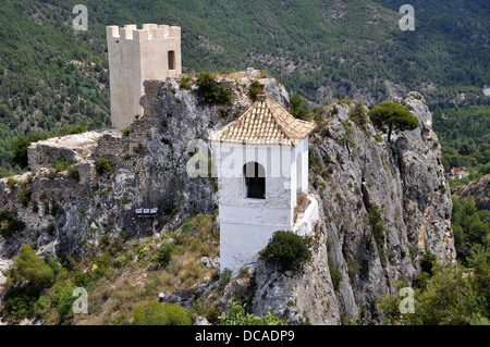 Guadalest ist ein kleines Dorf, berühmt für seine Burg und Glockenturm. Es ist eines der meist besuchten Orte an der Costa Blanc Stockfoto