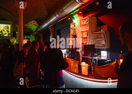 Berlin, Deutschland. 13. August 2013. Menschen besuchen die after-Party für die Premiere des Films "Feuchtgebiete" ("Feuchtgebiete") im Club Gretchen in Berlin, Deutschland, 13. August 2013. Der Film Premieren in den deutschen Kinos am 22. August 2013. Foto: Jens Kalaene/Dpa/Alamy Live News Stockfoto