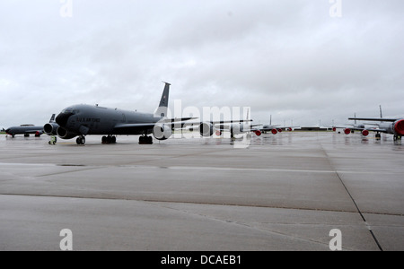 KC-135 Stratotankers zugewiesen, die 22. Air Refueling Wing Line der Flightline 8. August 2013, McConnell Air Force Base, kan Nach einem Morgen Regen Sturm begann Wartungsmannschaften prepping das Flugzeug für Missionen. McConnell AFB und Wichita, Kansas, Stockfoto