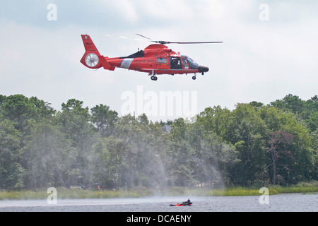 US Air Force Piloten aus der 177. Kämpfer-Flügel, New Jersey Air National und eine Rettung Besatzungen fliegen einen HH - 65C Dolphin-Helikopter von U.S. Coast Guard Air Station Atlantic City beteiligte sich an einer gemeinsamen Übung in Port Republic, N.J. am 9. August. Stockfoto