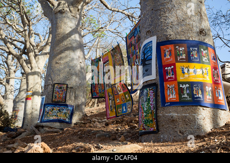 Künstler stellen ihre Werke entlang der Rue du Castel, führt zu der Höhepunkt auf der Insel. Goree Island, Senegal. Stockfoto