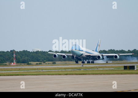 Präsident Barack Obama besucht Joint Base Cape Cod am 10. August 2013. Präsident Obama landete auf Air Force one und nahm ein paar Momente auf die Gäste wartet auf seine Ankunft vor dem Einsteigen in Marine One grüßen. Präsident Obama und seine Familie waren, geleitet. Stockfoto