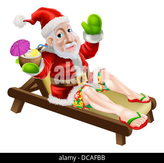 Weihnachtsmann auf heiße Weihnachtsurlaub erholsam auf Sonnenliege am Strand oder Pool im Board shorts und flip flop Sandalen trinken. Stockfoto