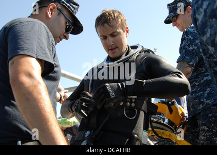 Navy Diver 1. Klasse Ernesto Alonzo, zugewiesene Reserve Unterwasser Rescue-Befehl steht gerne Navy Diver 2. Klasse James Shafer folgt eine Ausbildung und Requalifizierung in Coronado Bay Tauchen. Unterwasser-Rescue-Befehl (URC) bietet u-Boot-Rettung Stockfoto