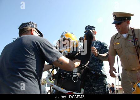 Navy Diver 1. Klasse Ernesto Alonzo, zugewiesene Reserve Unterwasser Rescue-Befehl, spiegelt sich in den Tauchgang Helm des Navy Diver Stockfoto