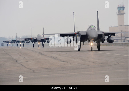 Republik der Korea Luftwaffe F - 15K Slam Eagles taxis auf dem Laufsteg vor dem ausziehen während rote Fahne-Alaska 13-3, 12. August 2013, Eielson Air Force Base in Alaska. Die F-15 K ist mit State-of-the-Art Mission durchzuführen Boden-Luft, Luft ausgestattet. Stockfoto