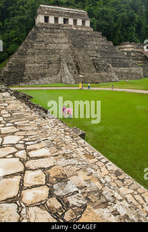 Tour durch das Gelände des Palenque Maya-Ruinen im Bundesstaat Chiapas, Mexico. Stockfoto