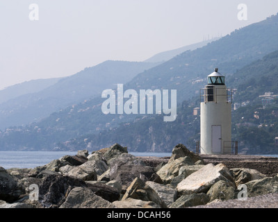 Ein Leuchtturm mit sanften Hügeln in Camogli, Portofino, Ligurien, Italien Stockfoto