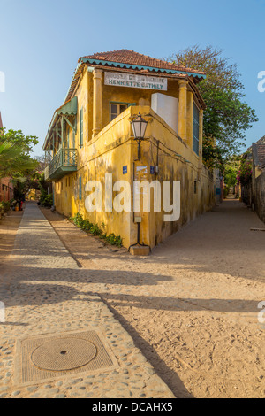 Musee des Femmes (Frauenmuseum) und Street Scene, Goree Island, Senegal. Stockfoto